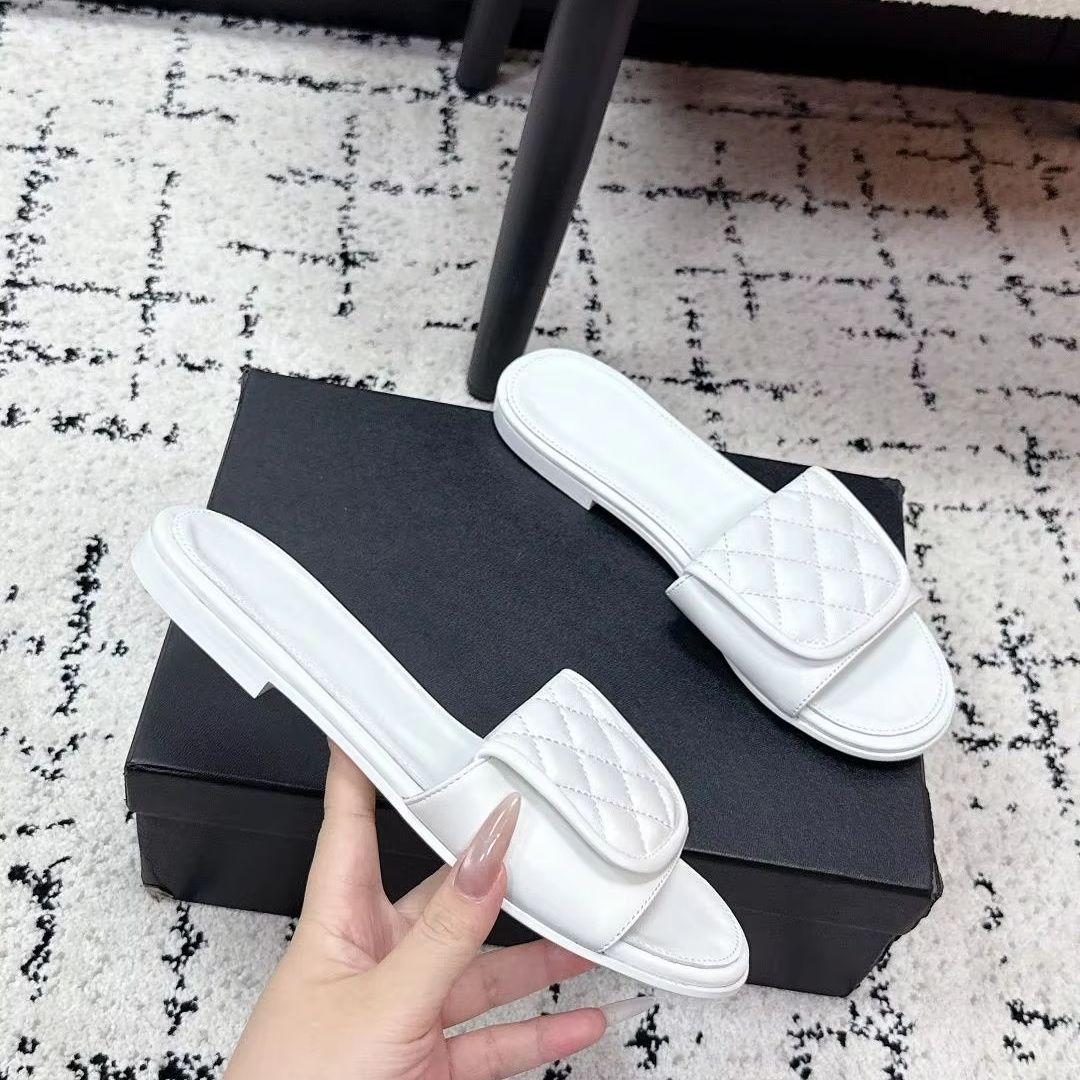Slip On Mule Flat - レディース ホワイト キルト スライドサンダル ダイヤモンド格子 フラップ装飾